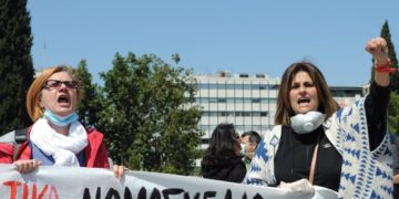 Γιγαντώνεται το κύμα στήριξης στην εκπαιδευτικό Ντίνα Ρέππα