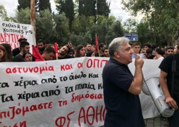 Φοιτητές και εργατιά «μια φωνή και μια γροθιά» έξω από τις πύλες των σχολών (βίντεο)