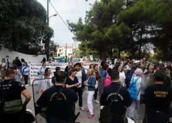 Να γυρίσουν στη δουλειά οι υγειονομικοί που παραμένουν σε αναστολή (νέες υπογραφές)