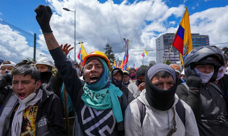 Ο λαός του Εκουαδόρ παραμένει στους δρόμους, λέει «όχι» στα ψίχουλα
