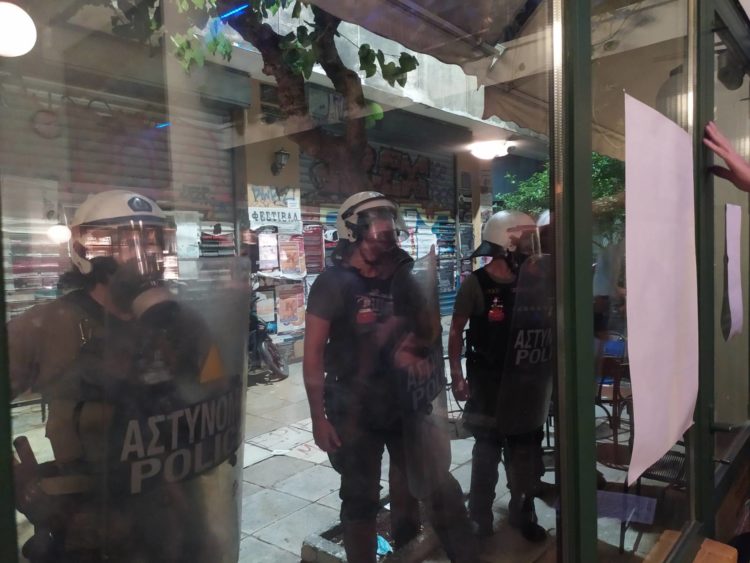 Άγρια επίθεση ΜΑΤ κατά διαδήλωσης φεμινιστικών συλλογικοτήτων στα Εξάρχεια (βίντεο)