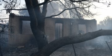 Πύρινος όλεθρος από Πεντέλη έως Παλλήνη – Οικολογική καταστροφή, καμένα σπίτια, τραυματίες