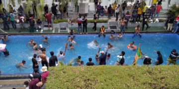 Σρι Λάνκα: Τα μπάνια του λαού,  στις πισίνες του κεφαλαίου