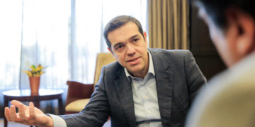 ΣΥΡΙΖΑ: Με «ενέσεις πατριωτισμού»  και ασκήσεις εκσυγχρονισμού