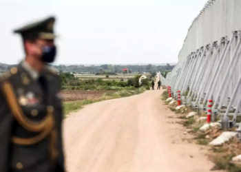 ΚΥΣΕΑ: Βαπτίζει «υβριδική απειλή» τους πρόσφυγες, επεκτείνει τον φράκτη σε όλο τον Έβρο