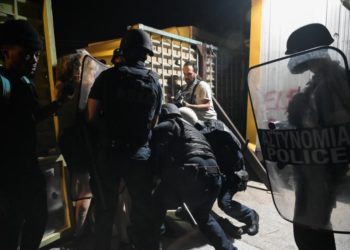Εισβολή ΜΑΤ, ΟΠΚΕ και ΕΚΑΜ στον Ελαιώνα στις 4 τα ξημερώματα