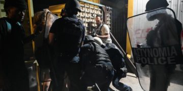 Εισβολή ΜΑΤ, ΟΠΚΕ και ΕΚΑΜ στον Ελαιώνα στις 4 τα ξημερώματα