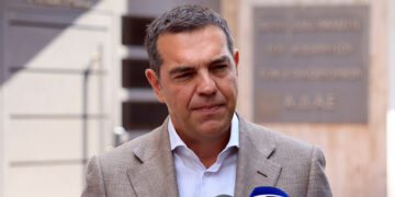 ΣΥΡΙΖΑ: Κόντρα στον Μητσοτάκη,  θετικός στην «υγιή κεντροδεξιά»