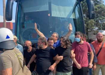 «Μαλαματίνα»: Εργάτες ανυποχώρητοι κόντρα στα ΜΑΤ