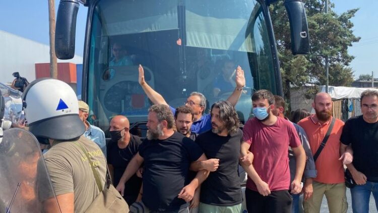 «Μαλαματίνα»: Εργάτες ανυποχώρητοι κόντρα στα ΜΑΤ