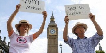 Λούσα για τη βασίλισσα, «λιντσάρισμα» για όσους αντιδρούν