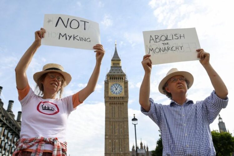 Λούσα για τη βασίλισσα, «λιντσάρισμα» για όσους αντιδρούν