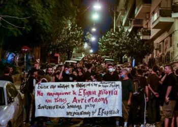 Εξάρχεια: Πλήθος κόσμου στην πορεία ενάντια στην καταστροφή της πλατείας