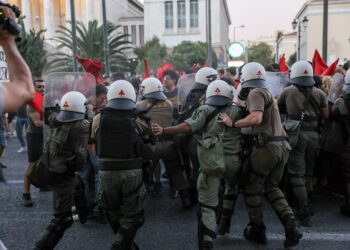 Προκλητικό χτύπημα των ΜΑΤ στη φοιτητική διαδήλωση κατά πανεπιστημιακής αστυνομίας (βίντεο)