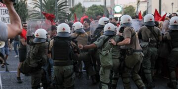 Προκλητικό χτύπημα των ΜΑΤ στη φοιτητική διαδήλωση κατά πανεπιστημιακής αστυνομίας (βίντεο)