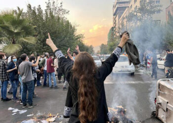 Καίνε τις μαντήλες και την καταπίεση