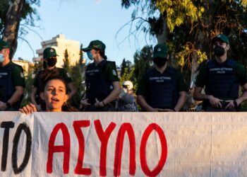 «Ο λαός πεινάει κι εσείς φέρνετε την πανεπιστημιακή αστυνομία!»