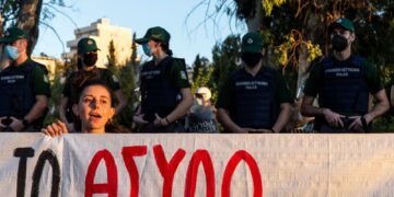 «Ο λαός πεινάει κι εσείς φέρνετε την πανεπιστημιακή αστυνομία!»