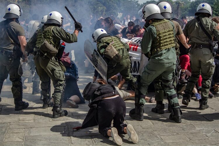 Κανένας δεν κέρδισε χτυπώντας τους νέους