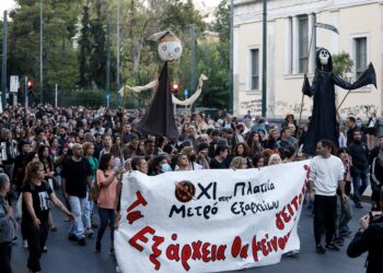 Εξάρχεια: «Eπίδειξη δύναμης» των κατοίκων, μεγαλειώδης συγκέντρωση – Ξαναχτύπησαν τα ΜΑΤ (φωτο+βίντεο)