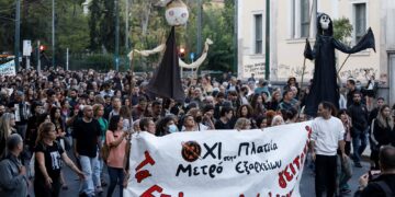 Εξάρχεια: «Eπίδειξη δύναμης» των κατοίκων, μεγαλειώδης συγκέντρωση – Ξαναχτύπησαν τα ΜΑΤ (φωτο+βίντεο)