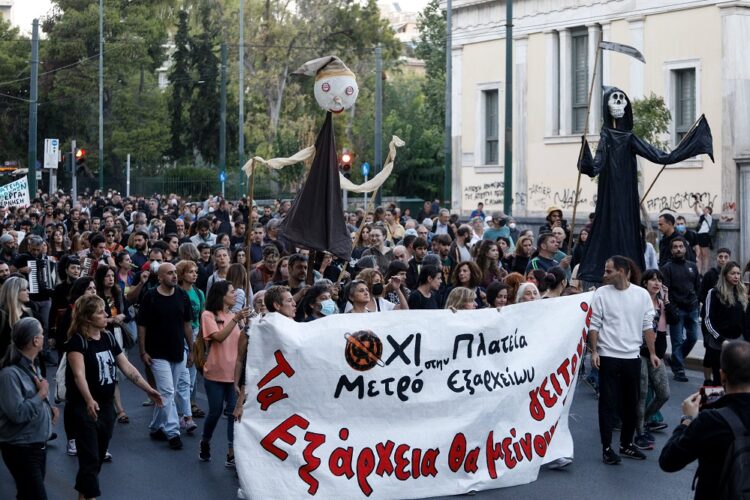 Εξάρχεια: «Eπίδειξη δύναμης» των κατοίκων, μεγαλειώδης συγκέντρωση – Ξαναχτύπησαν τα ΜΑΤ (φωτο+βίντεο)