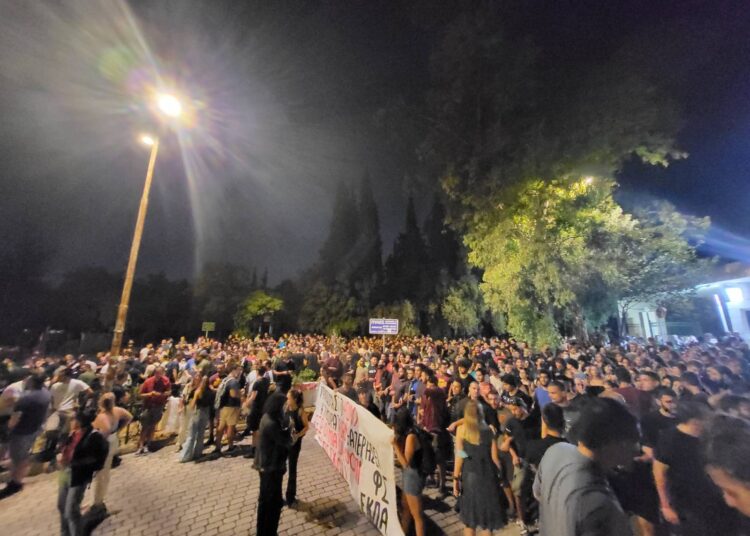 «Nο pasaran!» είπαν οι φοιτητές στην πανεπιστημιακή αστυνομία (φωτογραφίες και βίντεο)