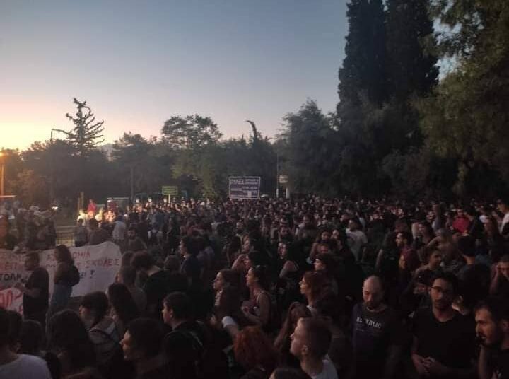 «Nο pasaran!» είπαν οι φοιτητές στην πανεπιστημιακή αστυνομία (φωτογραφίες και βίντεο)