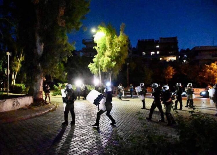 «Nο pasaran!» είπαν οι φοιτητές στην πανεπιστημιακή αστυνομία (φωτογραφίες και βίντεο)