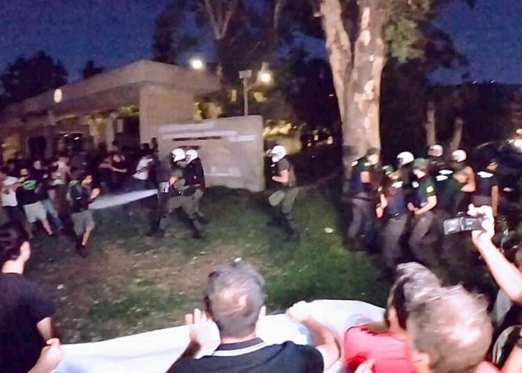 «Nο pasaran!» είπαν οι φοιτητές στην πανεπιστημιακή αστυνομία (φωτογραφίες και βίντεο)