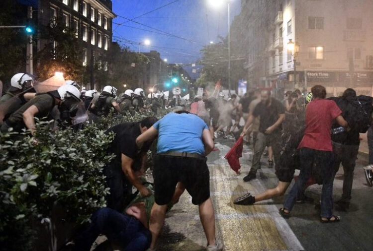 Ξύλινη (αστυνομική) γλώσσα και ματωμένο Σαββατόβραδο