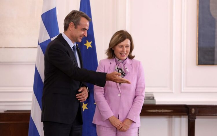 Μ’ ένα σμπάρο δύο τρυγόνια– «μπούκωμα» και λογοκρισία!