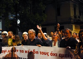 Πνιγόμαστε στα χρέη κολυμπούν στα κέρδη