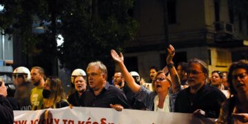 Πνιγόμαστε στα χρέη κολυμπούν στα κέρδη