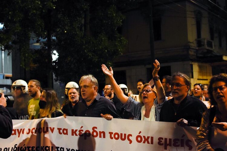 Πνιγόμαστε στα χρέη κολυμπούν στα κέρδη
