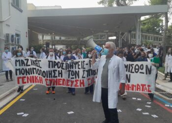 ΟΕΝΓΕ για απειλές Πλεύρη: «Αυτοί με τις ντουντούκες» κράτησαν όρθια τα νοσοκομεία στην πανδημία