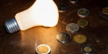 «Καίνε» οι τιμές στην ενέργεια, στον «πάγο» οι λαϊκές ανάγκες