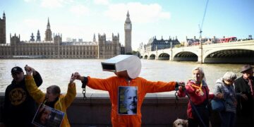 Η ατελείωτη Οδύσσεια του Ασάνζ