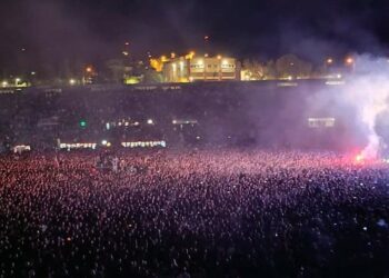 Αποθέωση από 30.000 κόσμο στη συναυλία του ΛΕΞ, επίθεση των ΜΑΤ με χημικά (βίντεο)