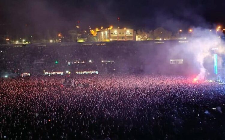 Αποθέωση από 30.000 κόσμο στη συναυλία του ΛΕΞ, επίθεση των ΜΑΤ με χημικά (βίντεο)
