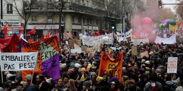 Γαλλία: Σκληρός αγώνας απέναντι σε καταστολή και επιτάξεις