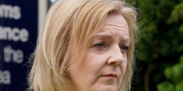 Η κρίση έφαγε και τη Λιζ Τρας