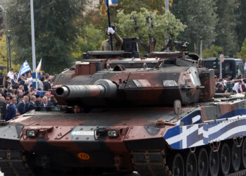 Παρέλαση 28ης Οκτωβρίου: Μια παράσταση εθνικισμού και μιλιταρισμού από την κυβέρνηση που πολεμά τον Πούτιν και κυνηγά ψήφους
