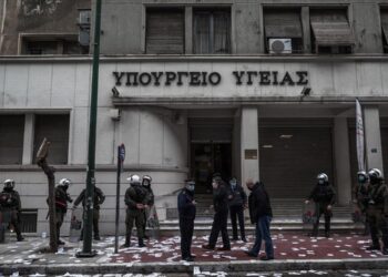 Καταγγέλλουν την επέμβαση της αστυνομίας κατά υγειονομικών έξω από το υπουργείο Υγείας