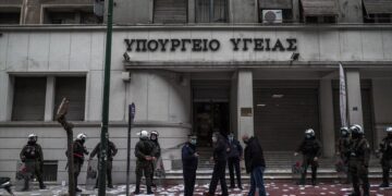 Καταγγέλλουν την επέμβαση της αστυνομίας κατά υγειονομικών έξω από το υπουργείο Υγείας