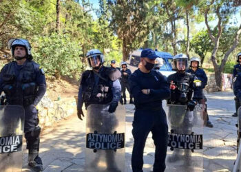 Τα ΜΑΤ απαγόρευσαν την είσοδο στο Λόφο Στρέφη στην Αντικαπιταλιστική Ανατροπή στην Αθήνα! (φωτο-βίντεο)