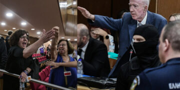 «Ονομάζομαι Μάγδα και ο Παύλος είναι ο γιος μου»