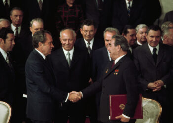 Η χειραψία του Μπρέζνιεφ με τον Νίξον κατά την υπογραφή της συμφωνιάς ΣΑΛΤ