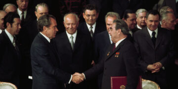 Η χειραψία του Μπρέζνιεφ με τον Νίξον κατά την υπογραφή της συμφωνιάς ΣΑΛΤ