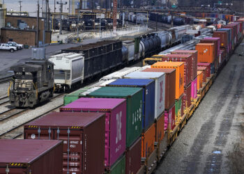 ένα κέντρο διαλογής εμπορικών βαγονιών τρένου